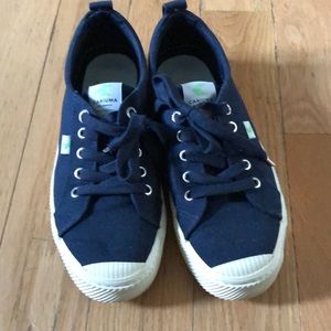 Cariama Navy OCA LOW sneakers